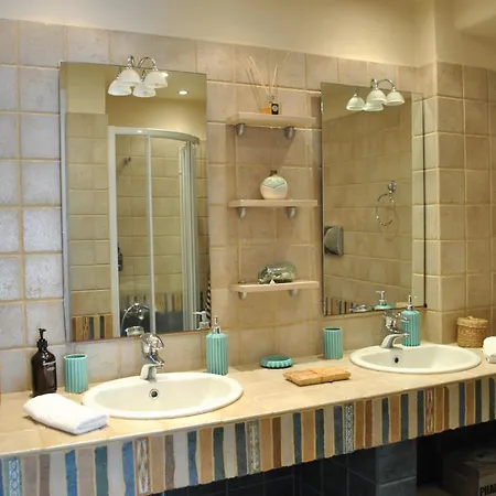 Villa Pénde Traditional *